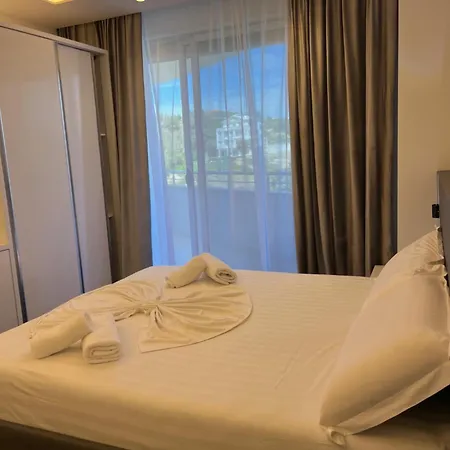 Summer Palace Apartment *